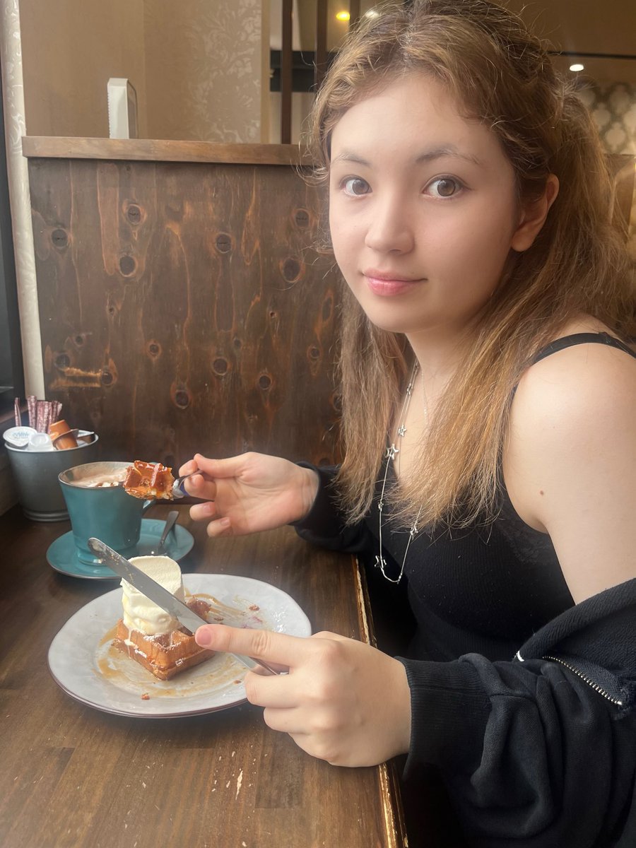 Hana8ighty7even's tweet photo. ソフトクリームワッフルという食べ物。キャラメル味。 https://t.co/Rn6HS1sxuS