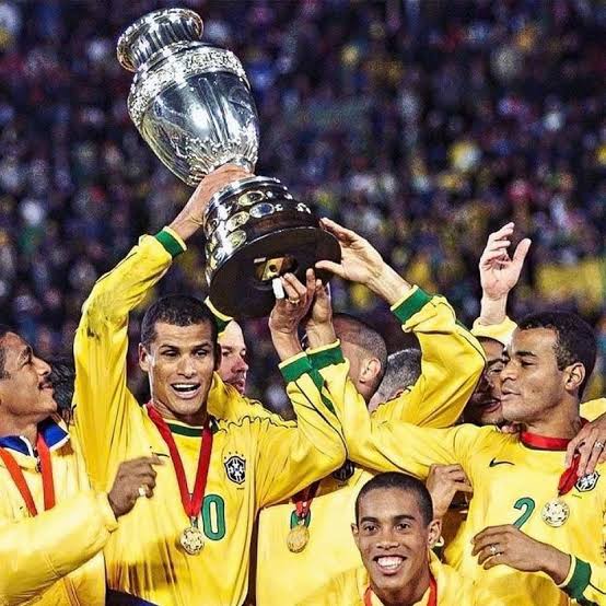 TillBrasil's tweet photo. #OnThisDay 

🗓️ 18.07.1999

#Brazil secured their 6th #CopaAmerica title. Brasil won the match against Uruguay by 3-0.
Ronaldo and Rivaldo scored 5 goals throughout the tournament and won the Top Goal Scorer award whereas Rivaldo was rewarded as the Best Player of the Tournament. https://t.co/vnbD1YkQjH