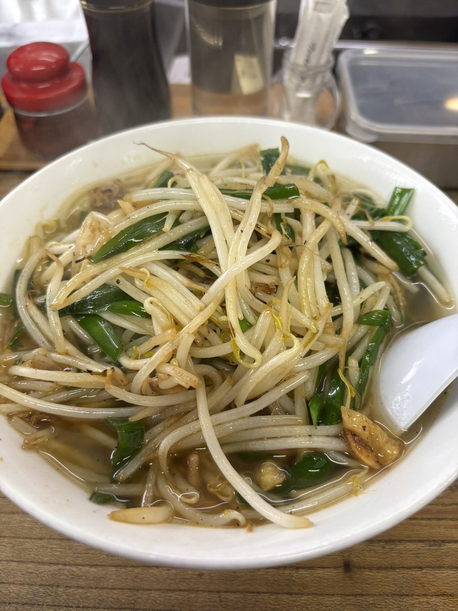 bakudantarou's tweet photo. 河口湖　支那そばけん
ニラそば半チャーハン　1400
肉チャーハン目当てで来たんやけど、残念ながら売り切れやった
まあ人気店やから仕方ないな
なので半チャーハンは玉子チャーハン
ニラそばは麺がもちもちして特徴あってボリュームはそごいで
＃麺喰い
＃旅飯
＃ラーメン
＃ニラそば
＃焼飯 https://t.co/sevhpBSEim
