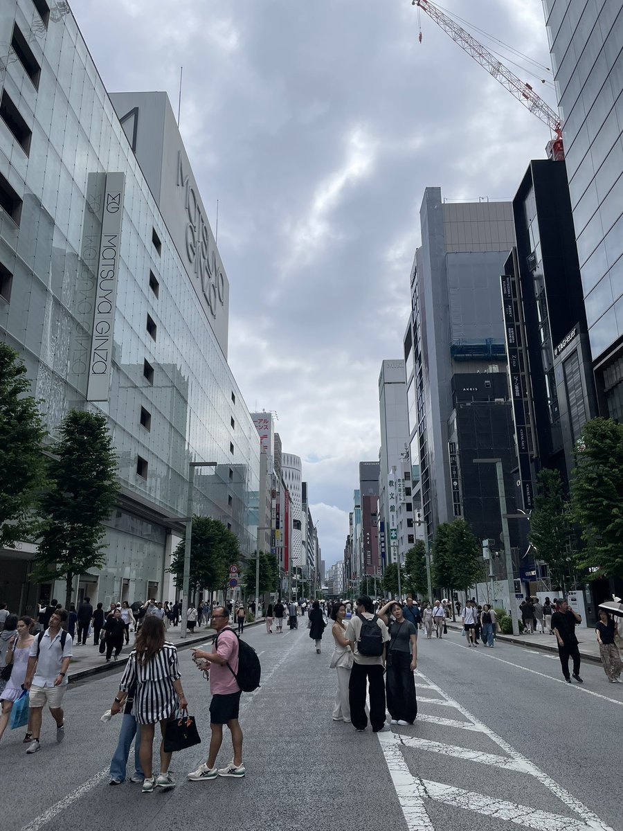 gnhgnh02's tweet photo. 3連休初日の銀座です https://t.co/bmiYGxdBMR