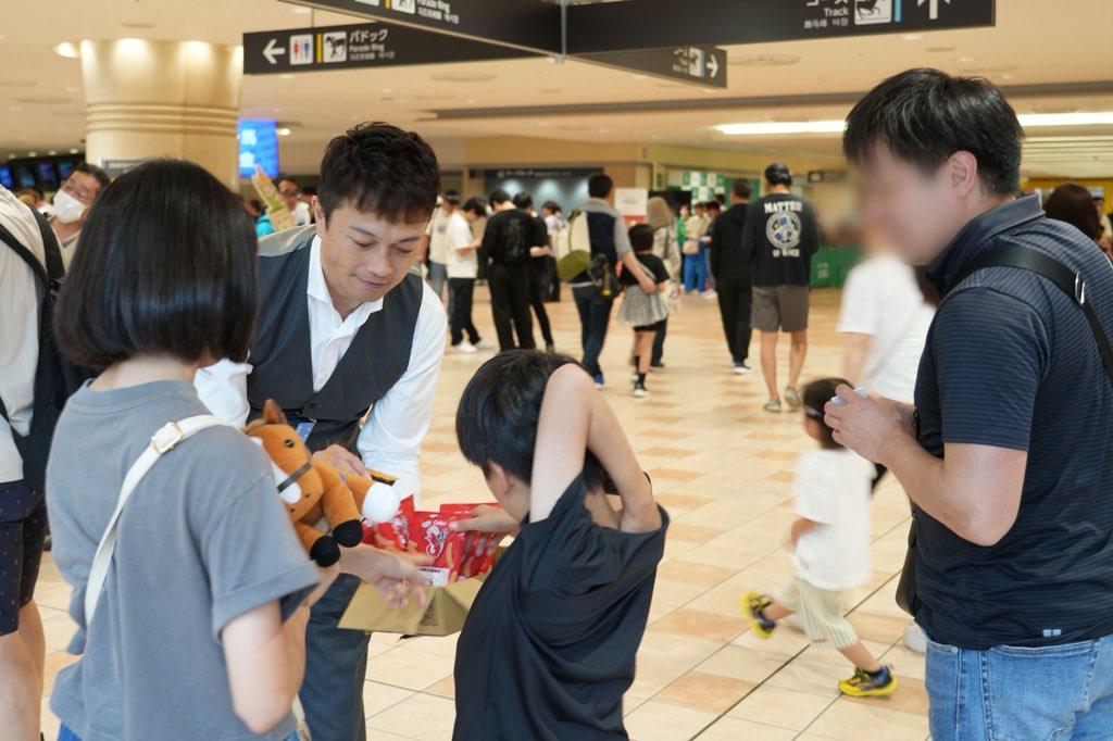 Xl2dEieZniwWXrC's tweet photo. 今日は九州馬主協会で小倉競馬場に来られたお子さん達に、場内を歩いてお菓子を配りました⭐️
1人でも多くの子供達に笑顔を‼️ https://t.co/1zPdjTbWcA