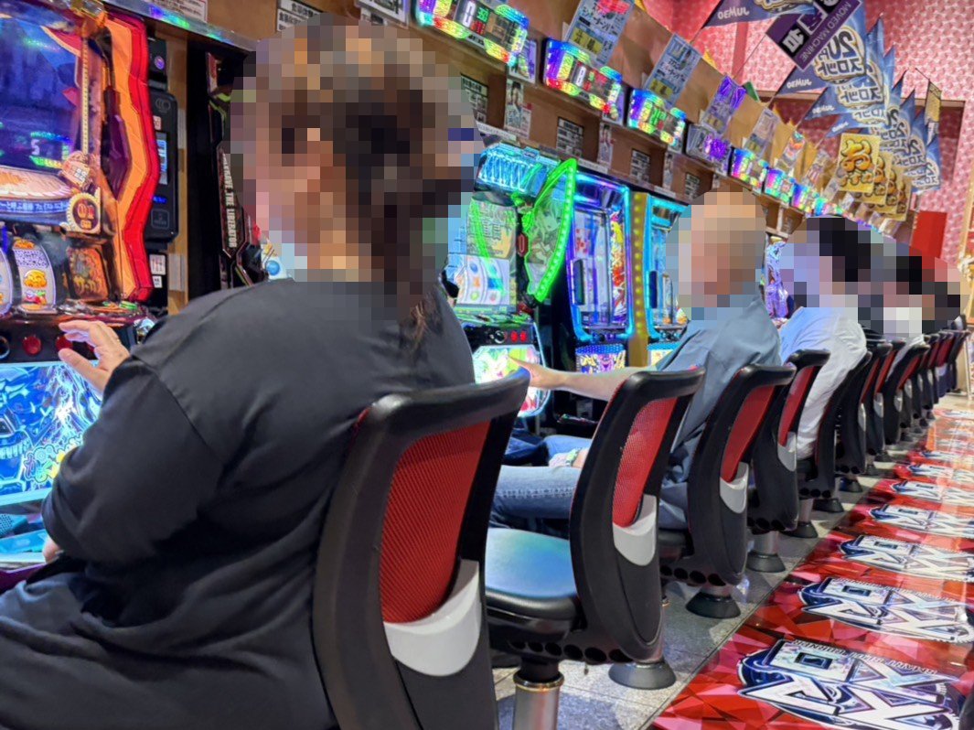 SLOT_MUSIC9's tweet photo. 7/18（土）
ジャンボパレス東出雲店✨
『ヒカルの一挙両得👀👀👀👀』

15:30時点での店内状況を調査📝
店内は約120名のお客様が遊技中✨

スマスロコーナーに盛り上がりを見せる箇所あり🔥

この後の盛り上がりにも注目ですね😎

#PR #ヒカルの一挙両得 https://t.co/dt5dInXmuG