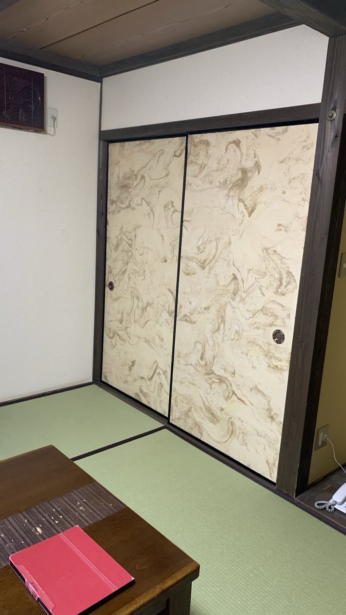 haraitataisa's tweet photo. お部屋に着きました。
木の匂いがすごくします。
今回は家族四人部屋なので、家族の前でぬいを出すのは難しいです。
本日の運転は朝イチの道の駅までで、後は父がしました。 https://t.co/EfdZTYNaLf