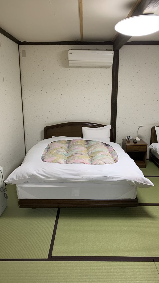 haraitataisa's tweet photo. お部屋に着きました。
木の匂いがすごくします。
今回は家族四人部屋なので、家族の前でぬいを出すのは難しいです。
本日の運転は朝イチの道の駅までで、後は父がしました。 https://t.co/EfdZTYNaLf
