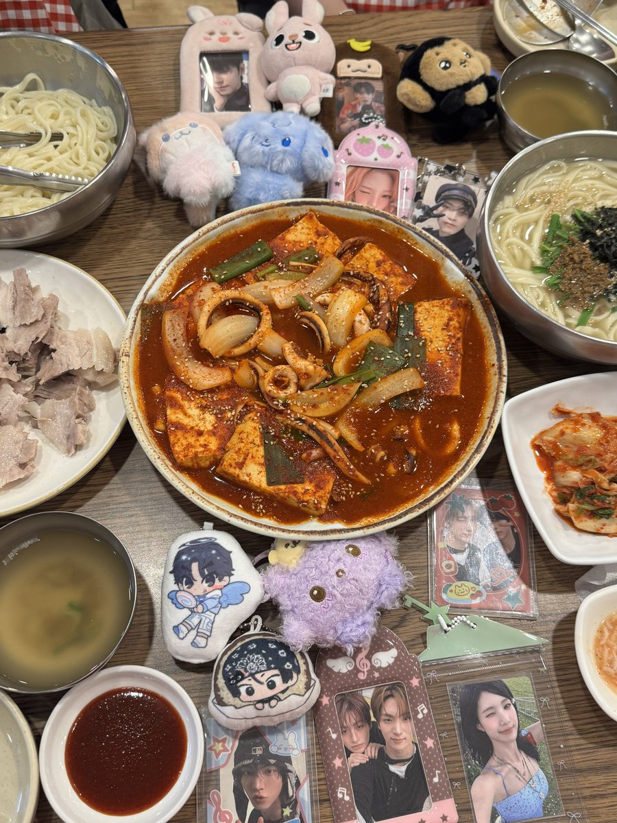 nvrsznvr's tweet photo. 대전 대원칼국수
문동주 맛집이라 그래서 갔는데 역시 믿고 먹는 야선 맛집... 수육이 진짜 야들야들야들야들... (두루치기는 굳이 안시켜도 될 것 같고 칼국수랑 냉비빔칼국수랑 수육⭐️⭐️⭐️⭐️⭐️을 꼭 드세요 https://t.co/hjqeArzPYs