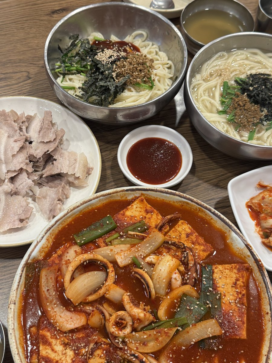 nvrsznvr's tweet photo. 대전 대원칼국수
문동주 맛집이라 그래서 갔는데 역시 믿고 먹는 야선 맛집... 수육이 진짜 야들야들야들야들... (두루치기는 굳이 안시켜도 될 것 같고 칼국수랑 냉비빔칼국수랑 수육⭐️⭐️⭐️⭐️⭐️을 꼭 드세요 https://t.co/hjqeArzPYs