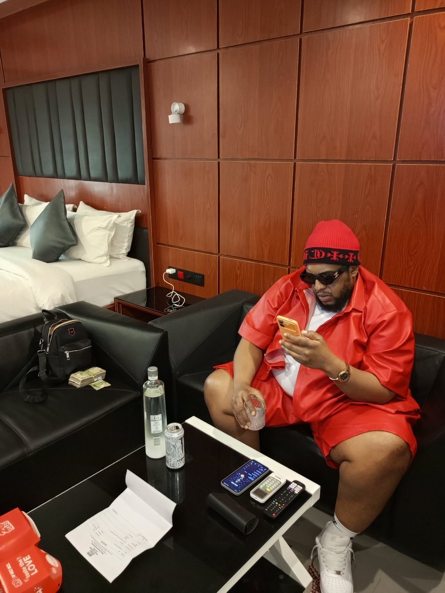 mrbigbag100's tweet photo. Real Bosses only talk business with whoever they're please with and never under any circumstances cry to no one or complain to anyone but themselves.

This here is just a notice to remind y'all that I'll never "GIVE IN UNTIL I GET THERE". 

Mark my words on this! https://t.co/NVUEXjCGcq