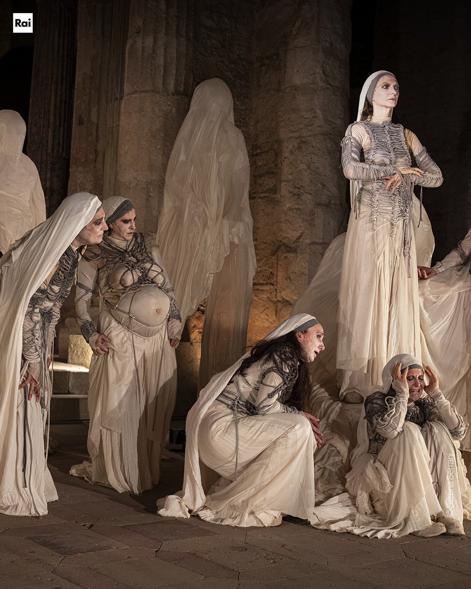 raicinque's tweet photo. Serena Sinigaglia dirige la tragedia di Eschilo "Eumenidi" nell'ambito del 69° @FestivalSpoleto 2026. Con Francesca Ciocchetti, Matilde Facheris, Maria Pilar Pérez Aspa, Arianna Scommegna.

In onda stasera #18luglio alle 21.20 in Prima Visione su #Rai5 e in streaming su #RaiPlay. https://t.co/b4IE2K7jqc