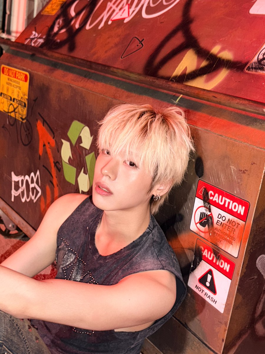 idntt_cosmo's tweet photo. 낮 밤🌓

#idntt #아이덴티티 
#unevermet #최태인 #choitaein https://t.co/h8XeWdAgzF
