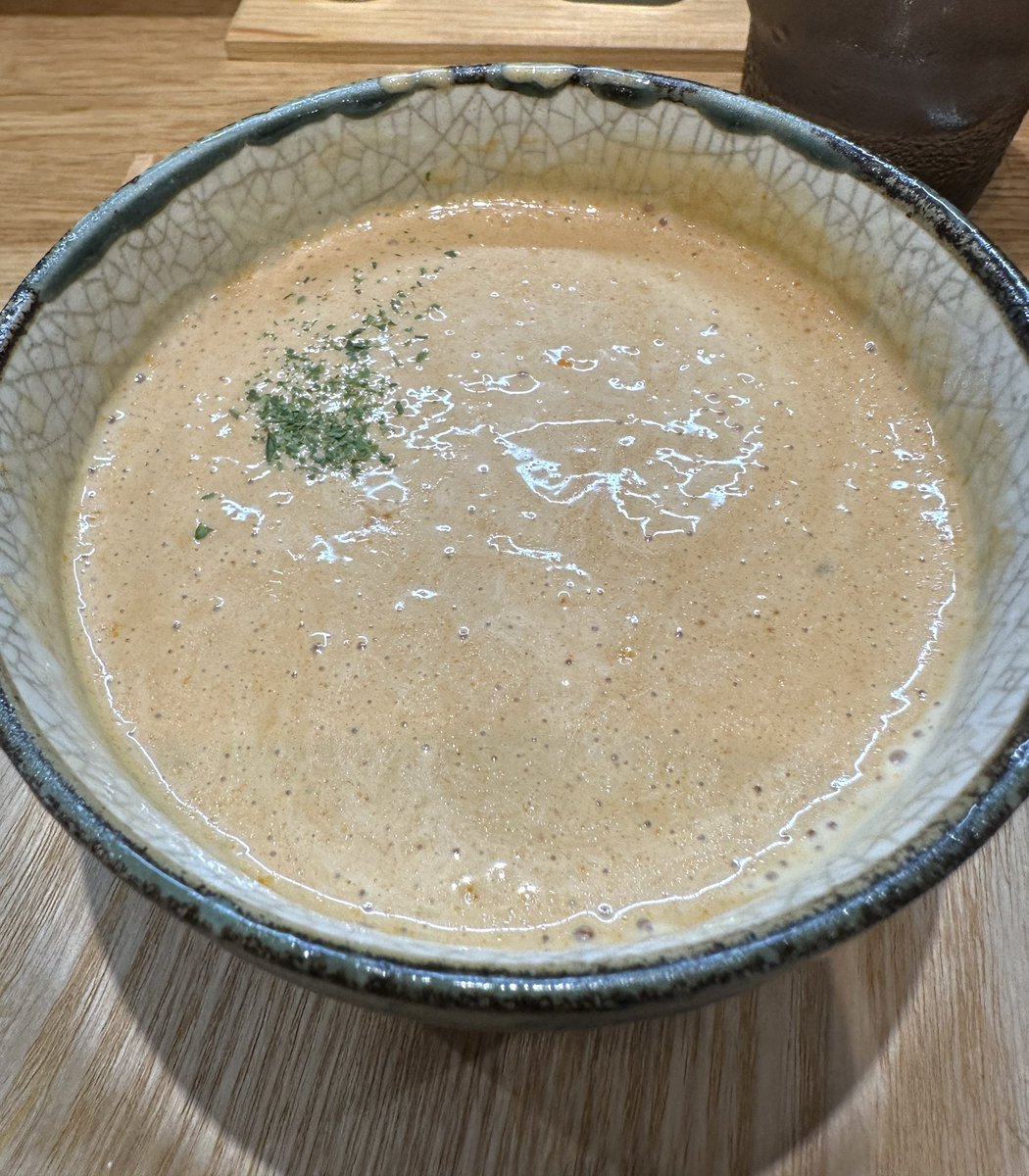 _tamukei's tweet photo. 麺響庭 必道
　@ 水戸市酒門町

※創作麺
　特上爽涼つけそば
　海老とトマトよビスク風
※茨城のお肉ごはん🍚

海老とトマトの見事な融合
ドロドロなつけ汁に麺が沈まないね🍜麺屋棣鄂の平打ち麺が美味い😋梅里豚に和之家豚の低温チャーシューは噛む程に肉の旨味溢れ出す🍖軟骨入りの肉団子もイイネ https://t.co/IaqDyC1crB
