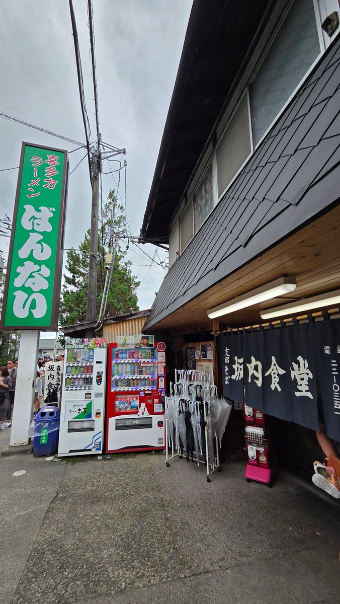 CloretsPD's tweet photo. 坂内食堂本店
関東にも出店してるけど、本店はそれとはひと味もふた味も違う感じ。単純に素材のグレードがいいのかな
とても美味しい🤗
ネギは辛いヤツなので入れないほうが良かったかも https://t.co/efiN4Zif3r