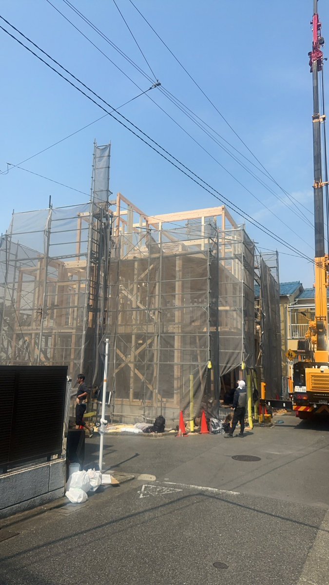saltbox0806's tweet photo. 私が設計した品川某所の木造3階建て住宅の上棟途中の写真。
角地に道路車線の天空率緩和を目一杯使った規模の注文二世帯住宅です。
今回は外階段で共有箇所がないために確認申請は長屋住宅。住宅設計性能評価では共同住宅で申請しました。断熱等級6.5。東京ゼロエミでは水準A取得です。 https://t.co/Ii0WFSScNq