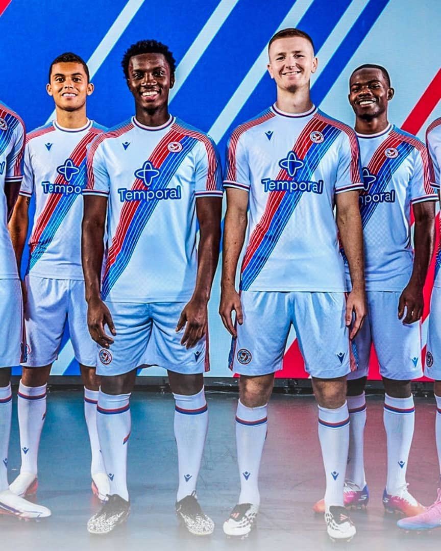 FootyHub81's tweet photo. 🚨🏴󠁧󠁢󠁥󠁮󠁧󠁿 𝐎𝐅𝐅𝐈𝐂𝐈𝐀𝐋 | Crystal Palace's new home kit for the 2026/27 season. 🦅⚪️

Rate it out of 10?👀 https://t.co/kwW7TFk5Oj