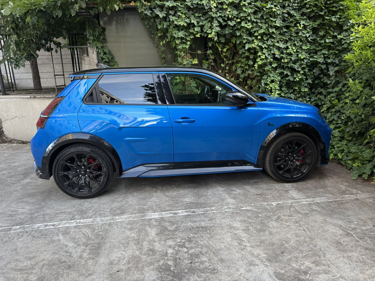 alexx87c's tweet photo. @DeniskaMik Questa auto è carina, a me piace come è fatta , di questo colore è stupenda 😻, il fatto che sia solo full electric mi fa storcere il naso , ma tutto dipende dall’uso che si fa. Qui al sud da me se ne vedono 2-3 così https://t.co/McwlzSl4tS