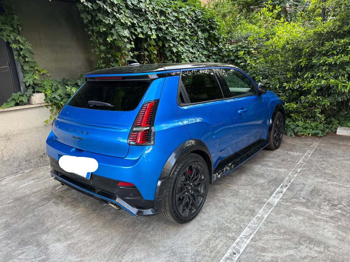 alexx87c's tweet photo. @DeniskaMik Questa auto è carina, a me piace come è fatta , di questo colore è stupenda 😻, il fatto che sia solo full electric mi fa storcere il naso , ma tutto dipende dall’uso che si fa. Qui al sud da me se ne vedono 2-3 così https://t.co/McwlzSl4tS