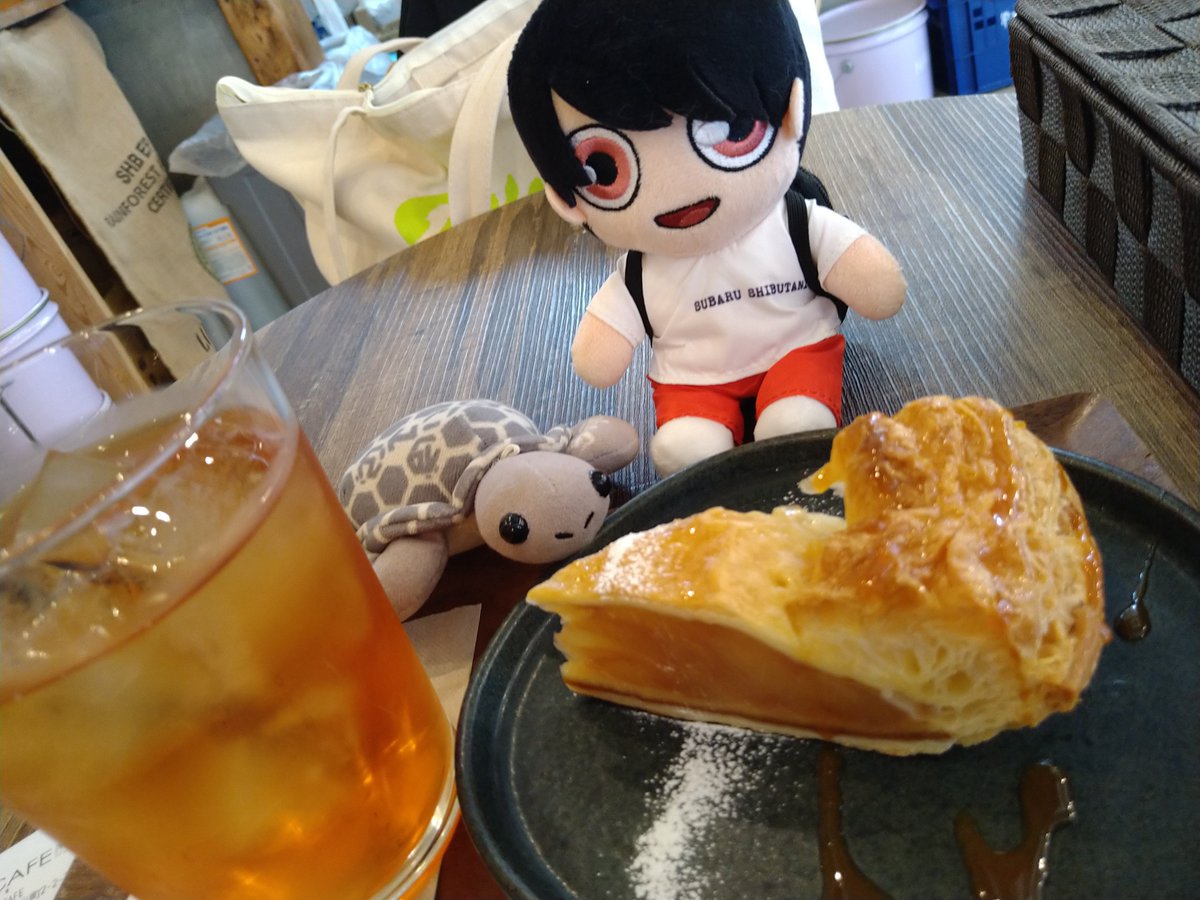 noyu0922's tweet photo. 預けた荷物をホテルに取りに戻って、近くのcafeでひと休み。アップルパイ、美味しい🥧 https://t.co/BBvAOBaNNh