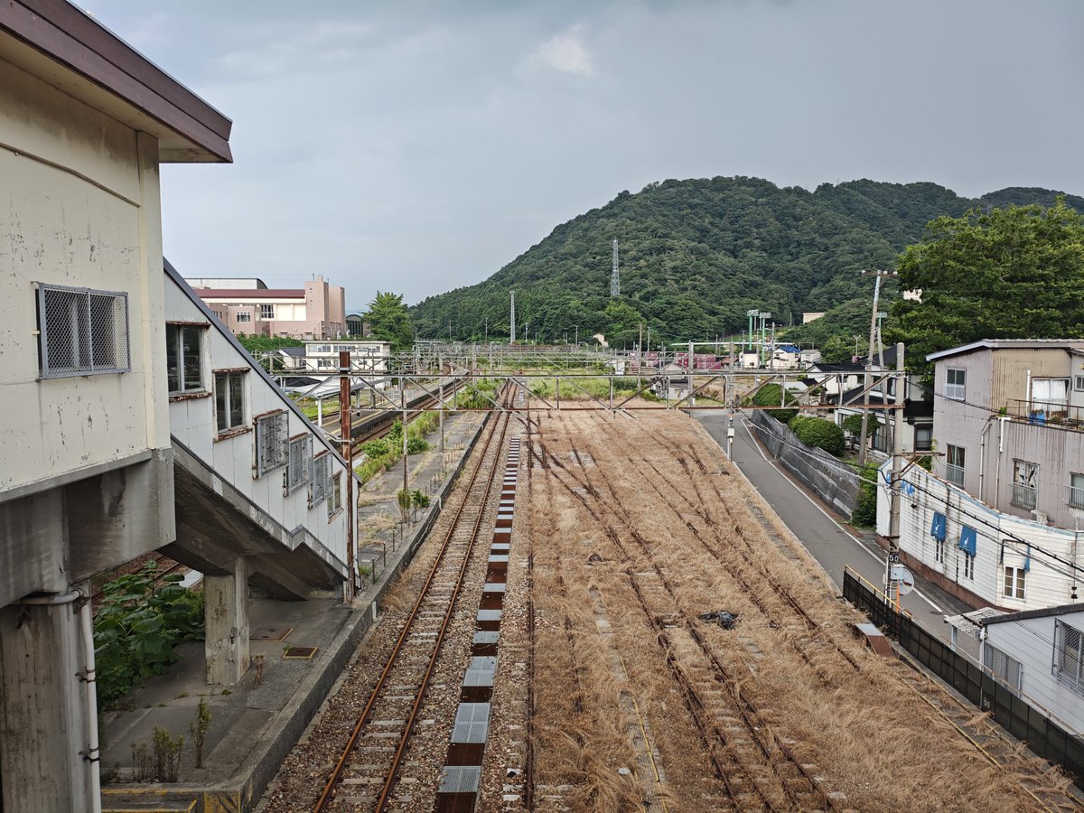 aokz85's tweet photo. えちごトキめき鉄道 青海駅
北陸本線時代はかなり大きい駅だったんだろなぁ🤔
今は１面２線のこじんまりしたホームになってるけども…
 #えちごトキめき鉄道  #青海駅 https://t.co/cGZc5txpjb