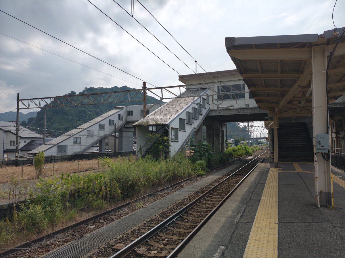 aokz85's tweet photo. えちごトキめき鉄道 青海駅
北陸本線時代はかなり大きい駅だったんだろなぁ🤔
今は１面２線のこじんまりしたホームになってるけども…
 #えちごトキめき鉄道  #青海駅 https://t.co/cGZc5txpjb