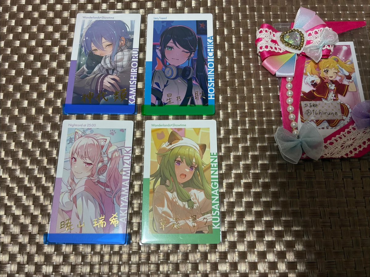 16hirune's tweet photo. プロセカ　エピカ　箔　交換
譲:27A類、一歌、28A瑞希、寧々
画像3〜4過去弾、リプにノーマルあり
求:箔押し→28Bみのり>27Aこはね>28Aこはね　各1
N→27A後こはね複数(前⇔譲赤、緑線Nであれば前後まとめても検討)
または定価
譲箔青線→左側2枚との交換のみ
27A類は赤線>緑線の箔を含むお取引のみ→ https://t.co/5Pz6BSTSuO