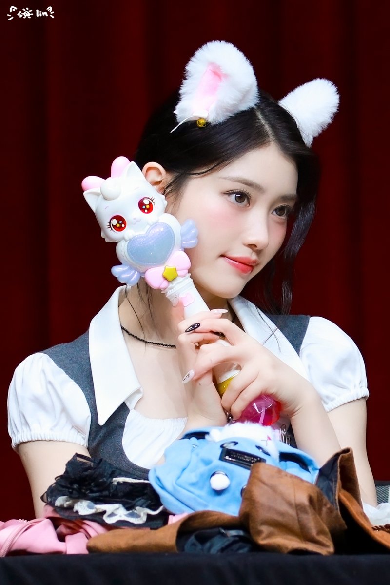 solin1112's tweet photo. 250905

헉.. 똑 닮았다🐱💕

#케플러 #샤오팅 #션샤오팅
#Kep1er #XIAOTING
#沈小婷 #シャオティン https://t.co/S6nU6xq26Y