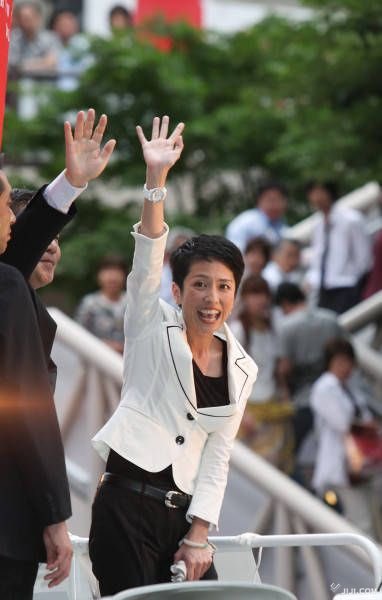 Tanakaseiji14's tweet photo. 蓮舫
高市さんの不用意な発言によって
中国人観光客は、今年1月には61%まで減りました！

それがどうした！
いいじゃねーか！
お前は！
黙ってろ！ https://t.co/J5JJm2EDQG