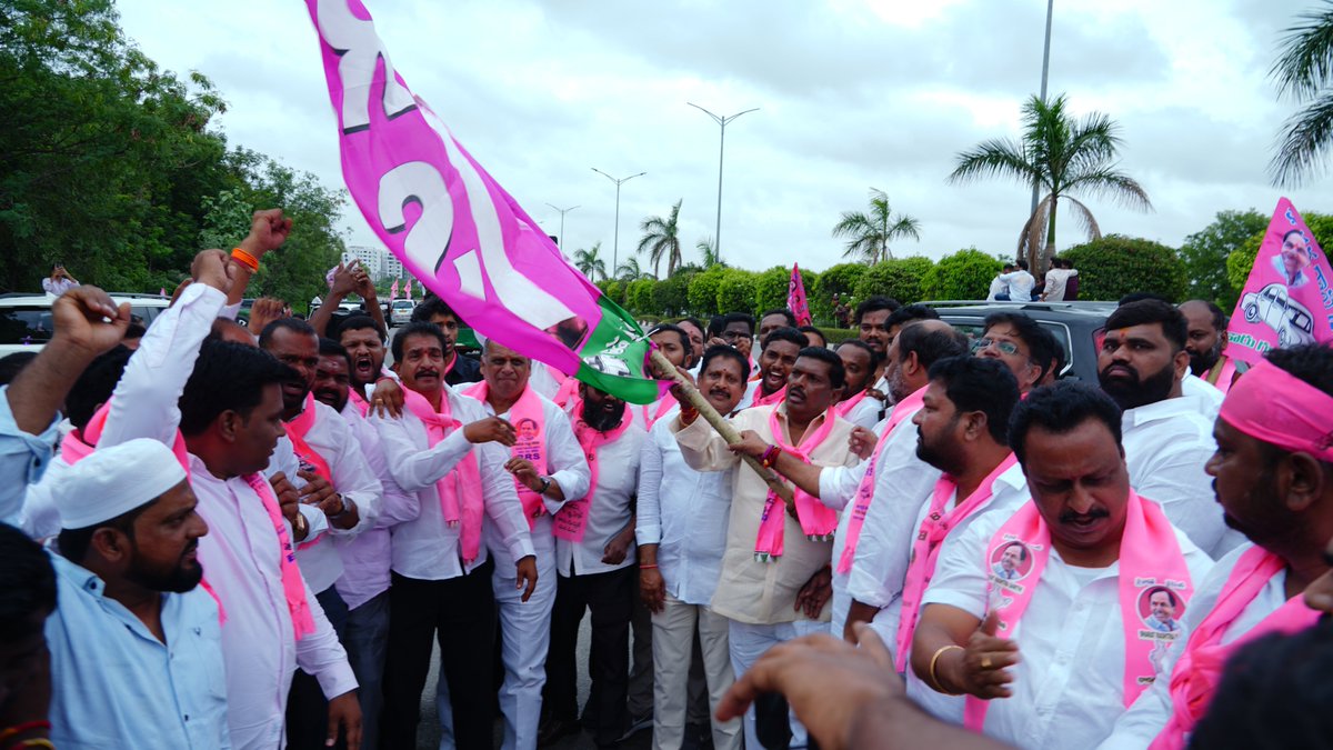 GMRMLAPTC's tweet photo. దండు కదిలే... పటాన్చెరు గులాబీ దండు కదిలే!

ప్రజల గుండెల్లో గులాబీ జెండా రెపరెపలాడే!

పటాన్చెరు గడ్డపై గులాబీ జోరు పెరిగే!

యువజన సంగ్రామ సదస్సు  లక్ష్యంగా గులాబీ దండు కదిలే!..

జై తెలంగాణ జై కేసీఆర్ జై జిఎంఆర్..
@BRSparty @BRSHarish @KTRBRS https://t.co/puVIUQaMsb