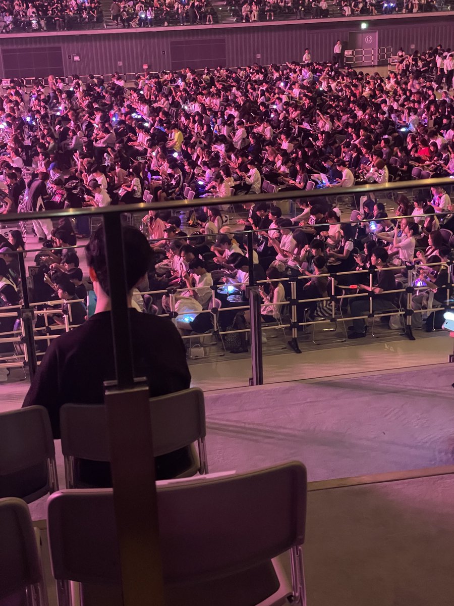 reiji_ray's tweet photo. [รีแคป] aespa MY CLASSMæte รอบแรก 18/7

รอบนี้ได้บัตรชั้น3 ไม่ได้คาดหวังเลยว่าจะใกล้ แต่สรุปว่าเปิดมาเพลงแรกก็รถรางแล้ว แถมสรุปรถราง3รอบวนครบคู่ไม่ซ้ำ ไม่ได้ถ่ายเลยเพราะไม่กล้า แต่กุใกล้รั้วแค่นี้ ทุกคนสวยมาก😭😭😭😭 https://t.co/QyWRzXNjqn