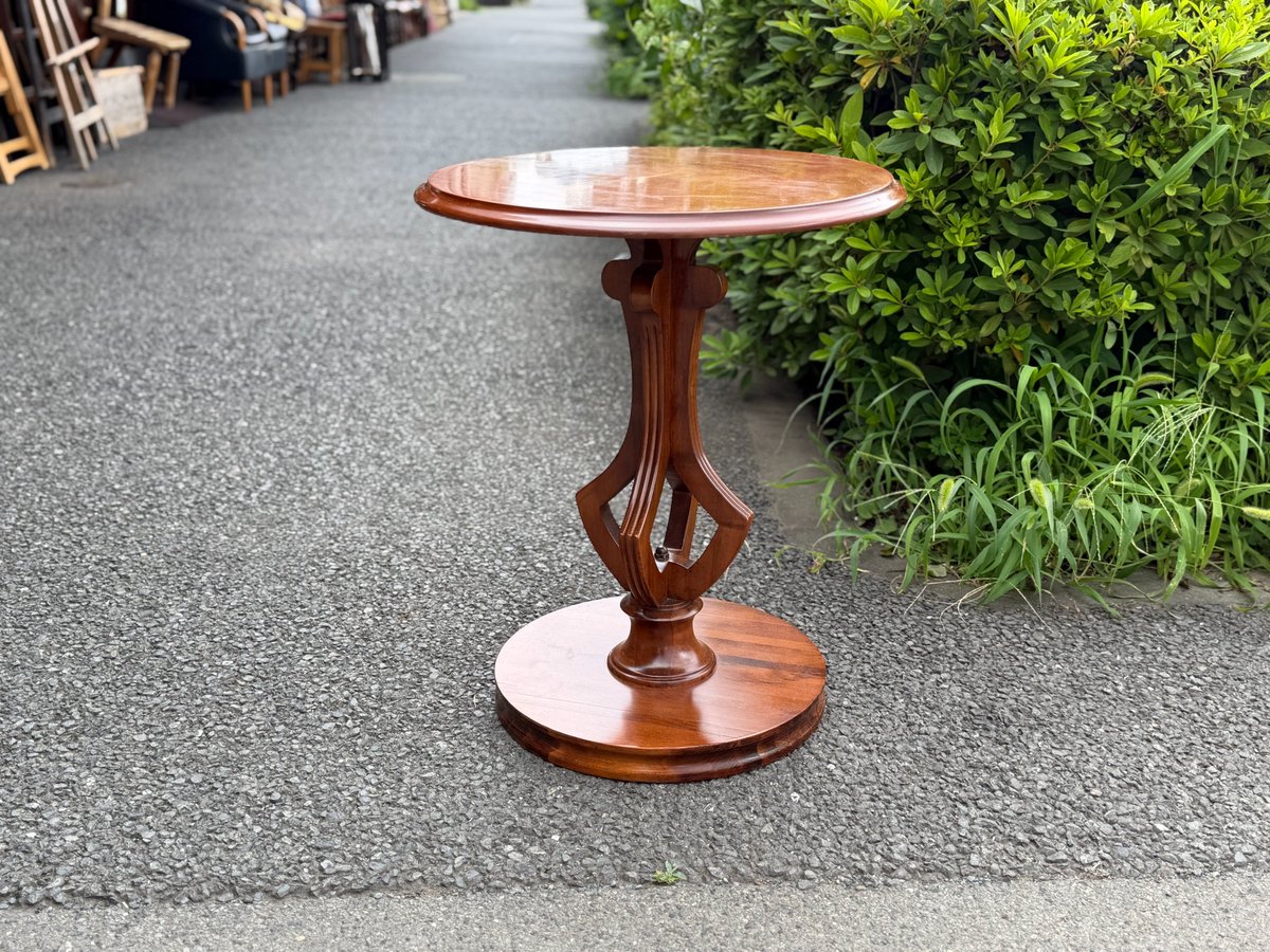 antiqueYAMAMOTO's tweet photo. 【新入荷商品たち】

一枚目　イタリアのコンソールキャビ🥀
¥38,500(税込)

二枚目　当店人気商品の本棚📖
小　¥8,900(税込)
　　¥9,990(税込)
　　¥15,800(税込)
大　¥26,500(税込)

三枚目　丸テーブル
¥18,500(税込)

四枚目　細かい彫りに圧巻！八角テーブル
※お値段はお問合せくださいませ！ https://t.co/6qQ0l6494J