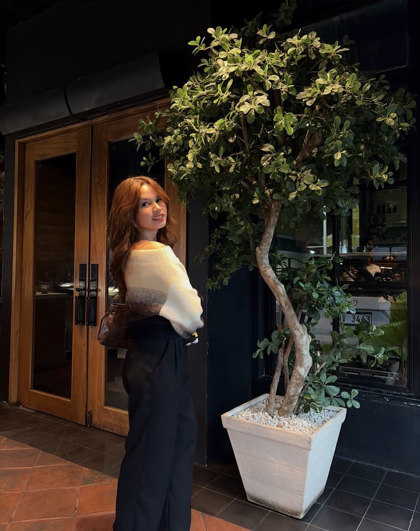 psychemiyy's tweet photo. Prettyyy Arwen i miss you my loveee <3

So bakit dinelete yung may bouquet?? eme 🤨 https://t.co/6c0DzNRGBe
