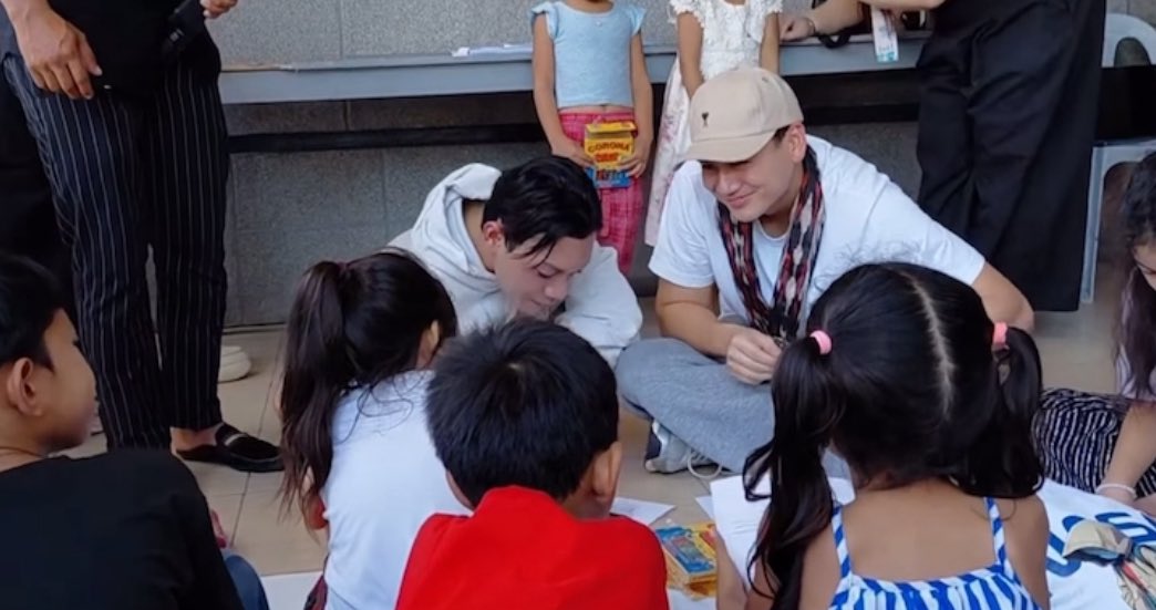 crismarjpeg's tweet photo. Venyr niyo, bumuo ng malaking pamilya sa Cotabato!!! EME

SO CUTE!!! Art session sila with the kids!#RiverJoseph #Esnyr https://t.co/x0dK5GTHBR