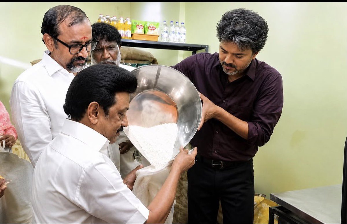 vessels962's tweet photo. @jaya2016maha Ivanungala nenacha romba paavamaa iruku,  vitu paal toil kudichiruvaanunga pola🤣🤣🤣🤣 https://t.co/dByMDCHBaK