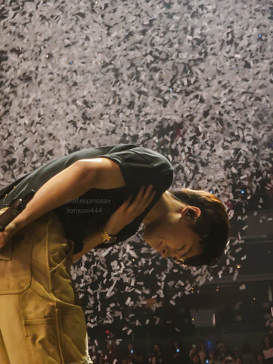 noisynj's tweet photo. these pics are so beautiful the way jay bows with his hand over his heart… https://t.co/xLFG0lWZor