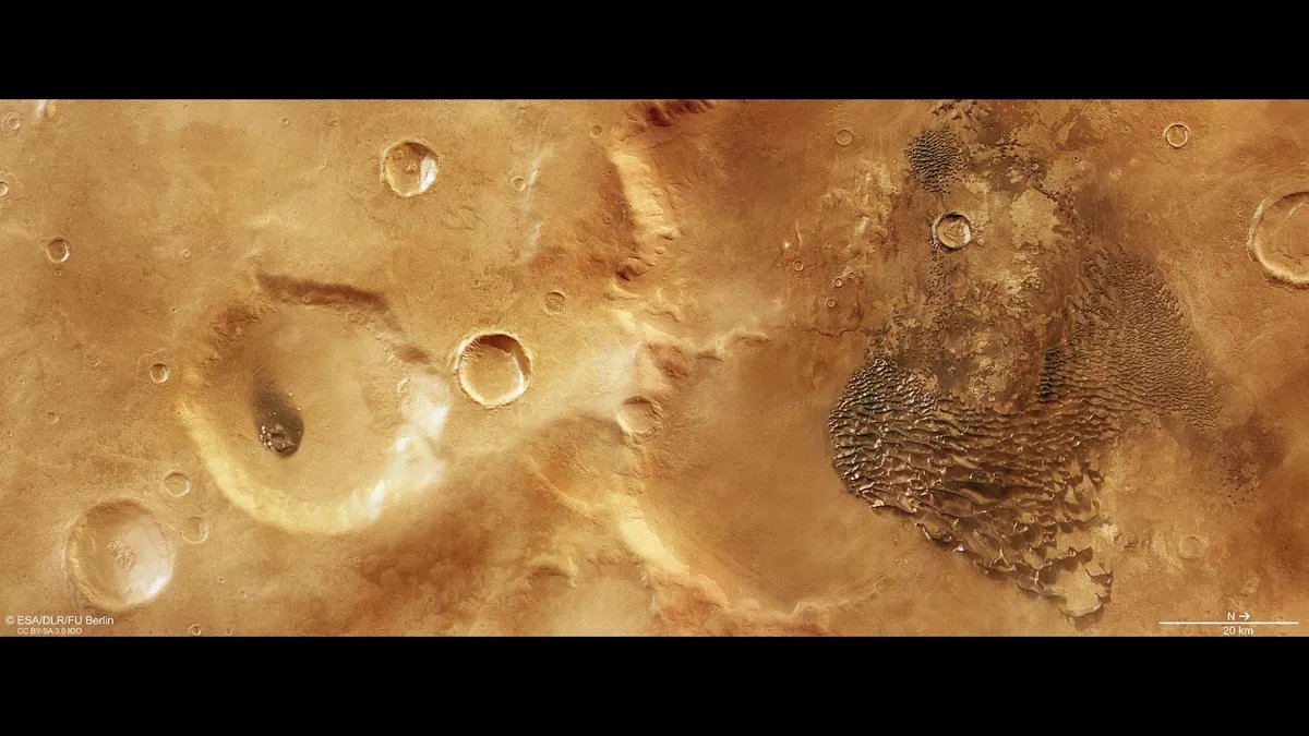 estelsiplanetes's tweet photo. Dunes metàl·liques a Mart?
El satèl·lit europeu Mars Express ha capturat aquestes imatges des de l'òrbita marciana, on es veuen dunes de sorra amb gel (la majoria de diòxid de carboni).
Crèdit: ESA/DLR/FU Berlin https://t.co/itihqltfQF