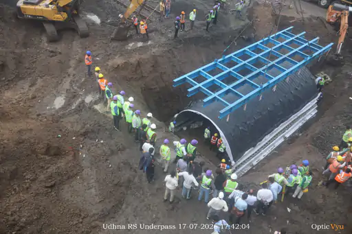 DeshGujarat's tweet photo. Indian Railways Builds India's First Steel Pedestrian Subway in Surat in Just 8 Hours
https://t.co/FkCoTwaoxy https://t.co/BQwpbKfV50