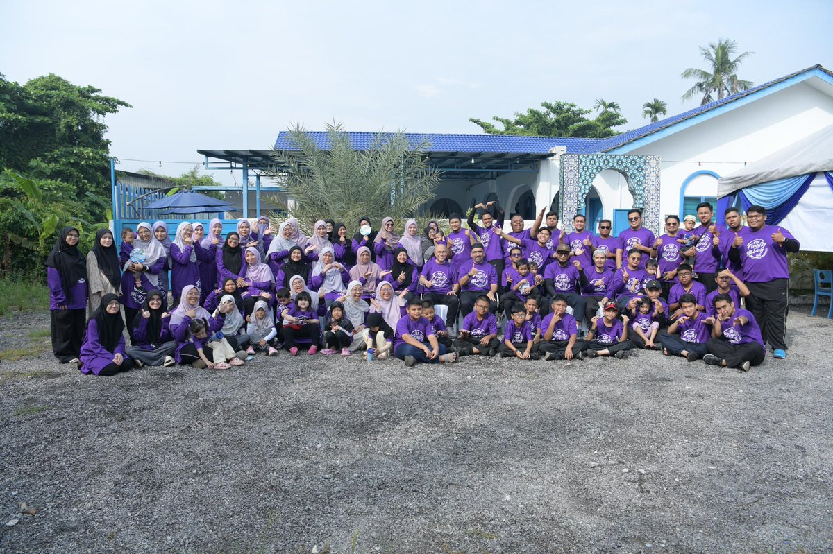 MohdShukriYajid's tweet photo. There’s something special about seeing families at work come together. It was a joy to officiate the @sbiyayasanmsu Family Day. A day to celebrate the friendships and shared moments that make a school feel like home. Wishing many more memories to cherish.
#SDG3 #SDG4 #SDG17 https://t.co/3fPPrUeMya