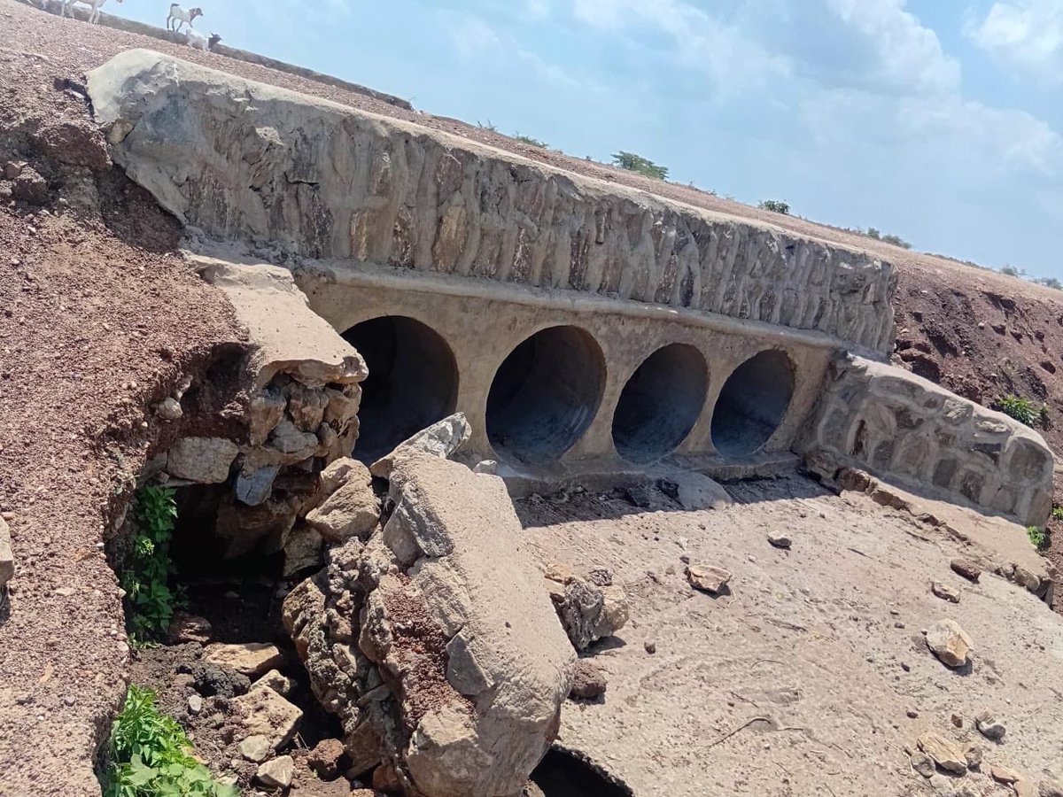 BalaamBarugahar's tweet photo. This is totally wrong ! Achinga bridge which cost tax payers  1.5 Billion in kapelebyong  district . Engneer and contractor should fix it before the train arrives . !!! https://t.co/IJwnqGyGwG