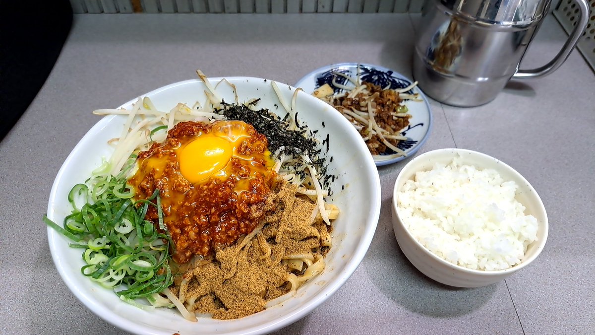 K2Katsusan's tweet photo. 埼玉県本庄市
ラーメンジライヤ

台湾まぜそば　ライス
お通し　大ウーロン茶

お通しがスッげぇ飯泥棒👍 https://t.co/zL5Dykg7LT