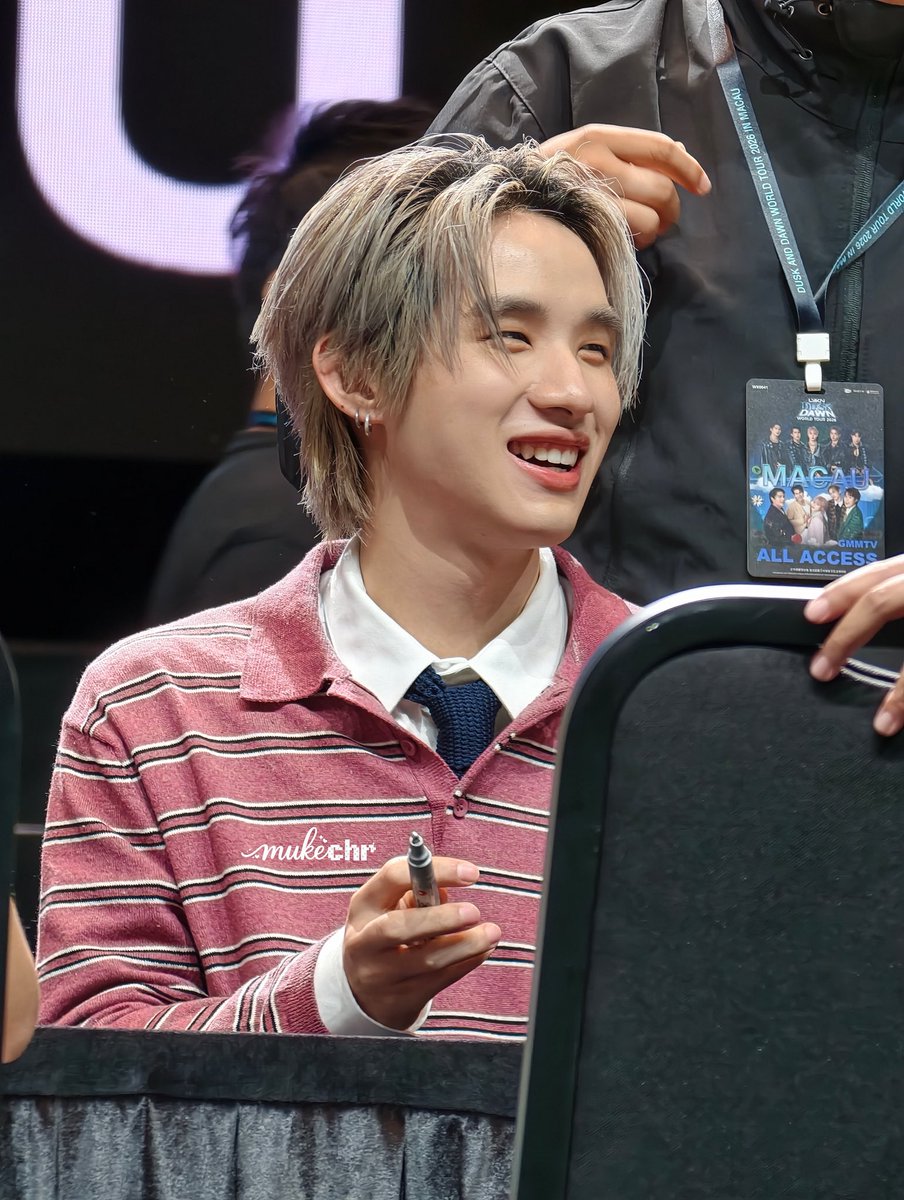 muk_______'s tweet photo. 🍦: ถ้าเศร้าก็กลับมาหาฮงนะคับ ^^

ตอน fansign กับน้องฮง ฮือออออออ🥺🤍
#LYKNDuskAndDawnWorldTour2026 
#LYKNDuskAndDawnxMacau #hongshihoshi https://t.co/XqhoqFuCsM