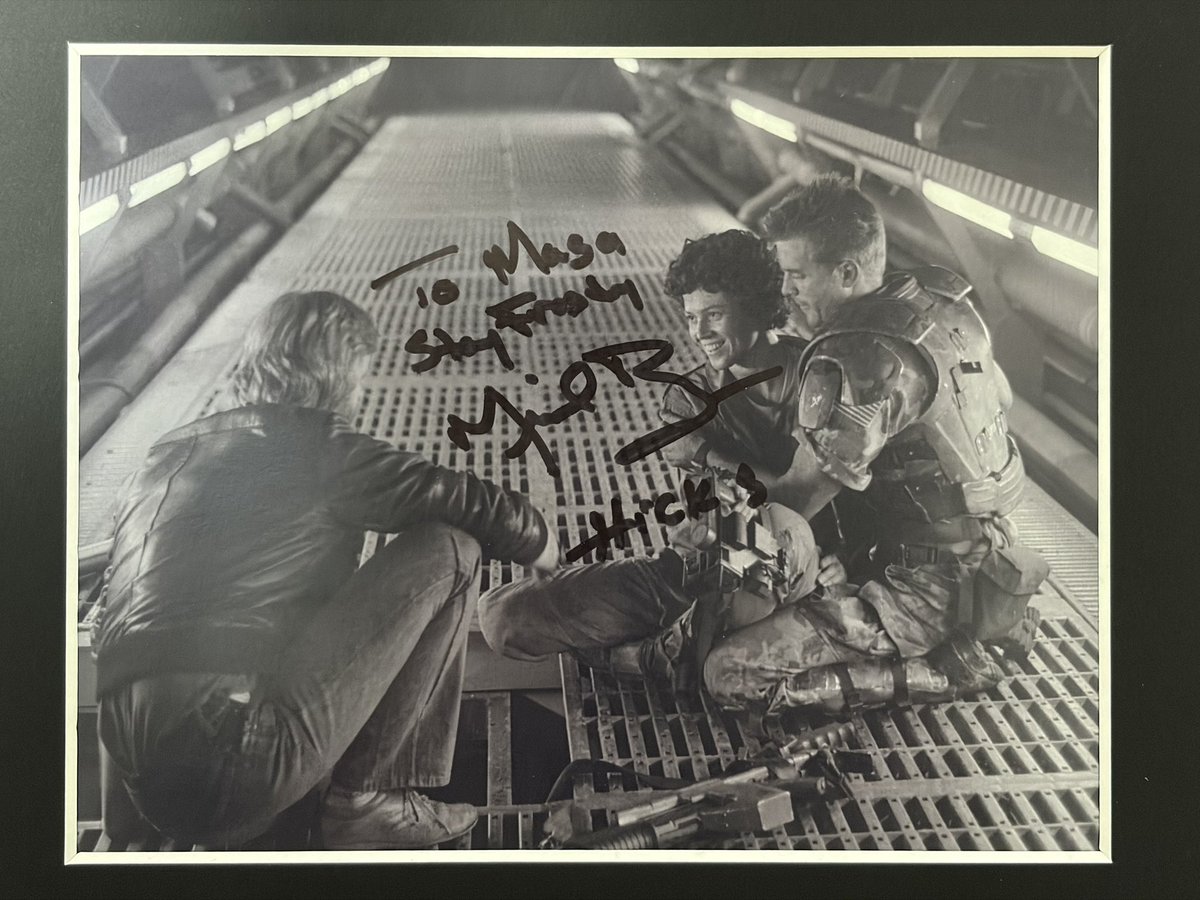 alien_gizmo's tweet photo. 一番好きな映画エイリアン2が今日で公開から40周年みたい！🎉
なので数年前のコミコンの憧れのレジェンドたちとの写真を。
マイケルは宛名やサインにセリフや役名も書いてくれたし、ジェニットとマークはノリノリで沢山写真を撮ってくれて素敵な思い出✨

#エイリアン2 
#aliens https://t.co/LwdvuCkoHD