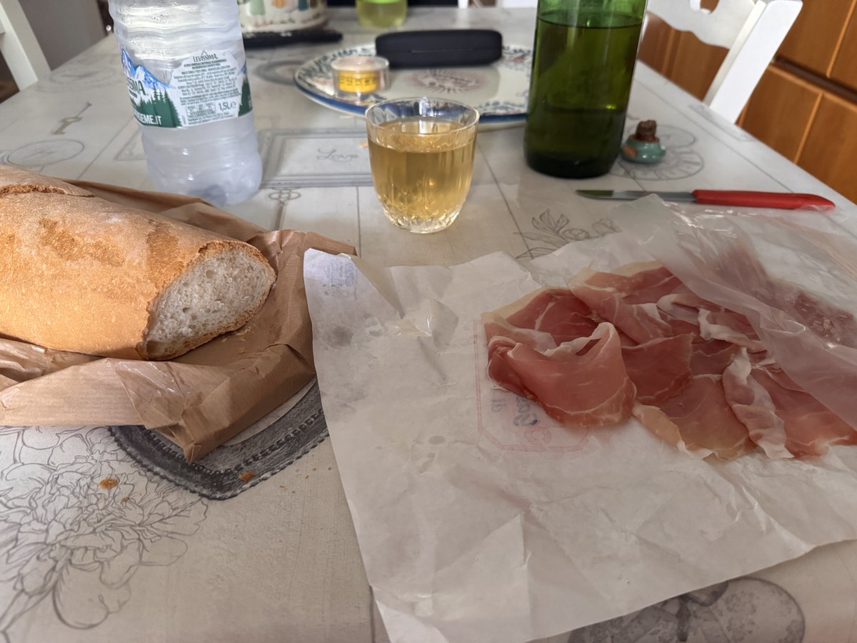 DavidOzart's tweet photo. Sveglia alle 6, lavoretti dalla zia e colazione alla vecchia. https://t.co/mrUUvOiytw