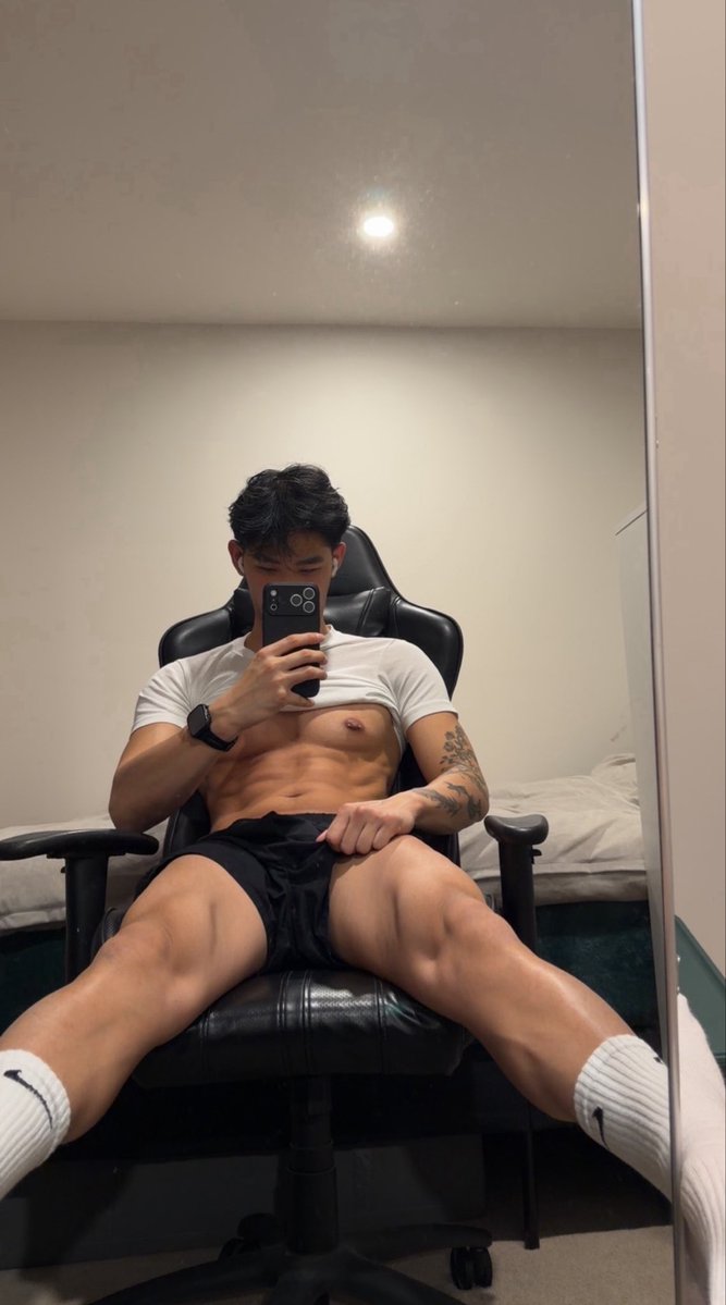 greychaaaa's tweet photo. Need someone in between 😛 https://t.co/vFWEo78OTJ