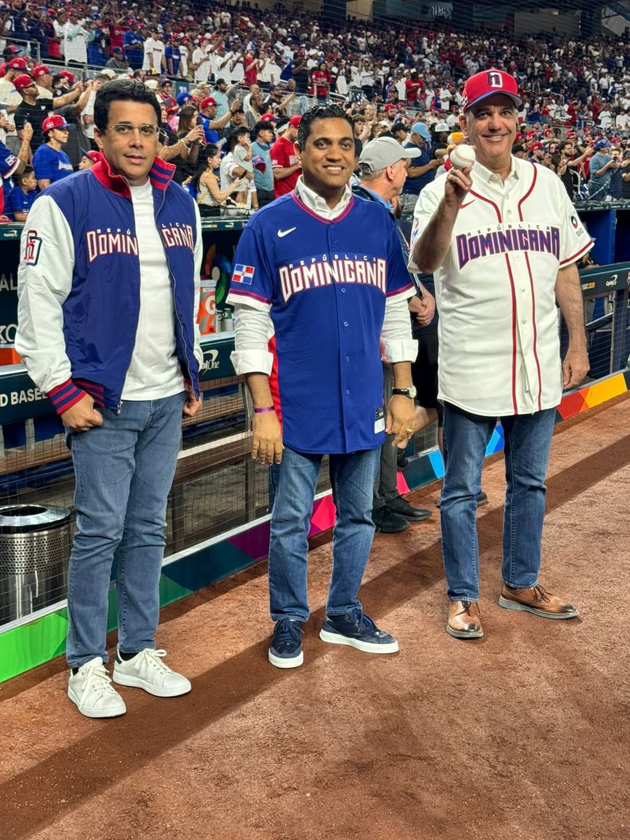 davidcolladk27x's tweet photo. La selección de béisbol, nuestros embajadores !! Hoy brilla nuestra marca país ! https://t.co/aRdszPel3O