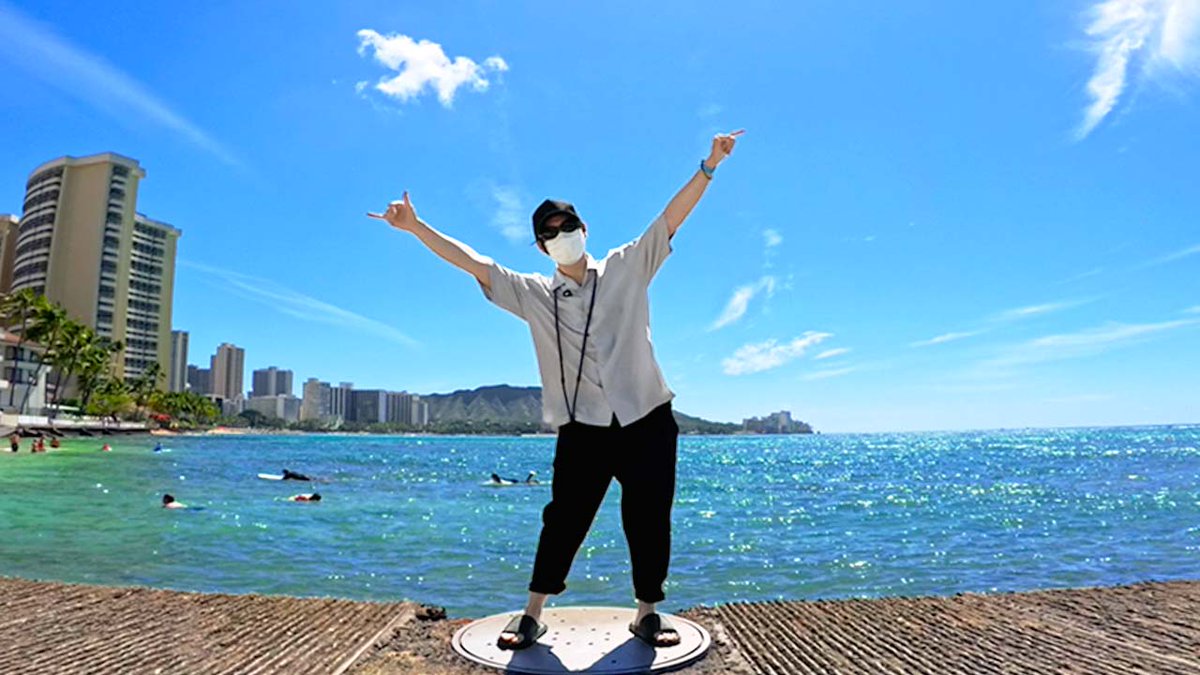 fuji_saiore's tweet photo. 突然の実写動画です！
→ハワイに行きました。
https://t.co/xof6lMjFZr

人生初のハワイに行ってきましたー🌴🥥
全てが初めてだらけで超楽しかったー！
南国に浮かれまくる男のVlogをどうぞー☀️
全然意識してなかったけどサムネがめっちゃアクスタみたいになってる。はず。
そしてとわぽんごめん。 https://t.co/3XjvkpikZ6