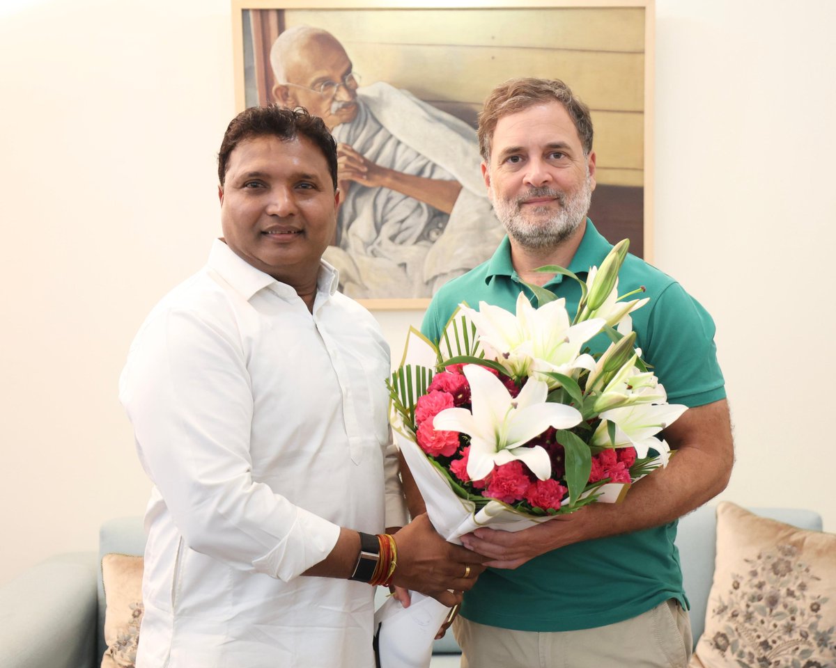 SevadalMBI's tweet photo. आज कांग्रेस सेवा दल के मुख्य संगठक @srinivasiyc जी ने नई जिम्मेदारी संभालने के बाद जननायक श्री @RahulGandhi जी से मुलाकात कर उनका मार्गदर्शन प्राप्त किया।
 
राहुल जी का विश्वास और नेतृत्व कांग्रेस सेवा दल के प्रत्येक कार्यकर्ता के लिए प्रेरणा है। https://t.co/7aXvknFSHl