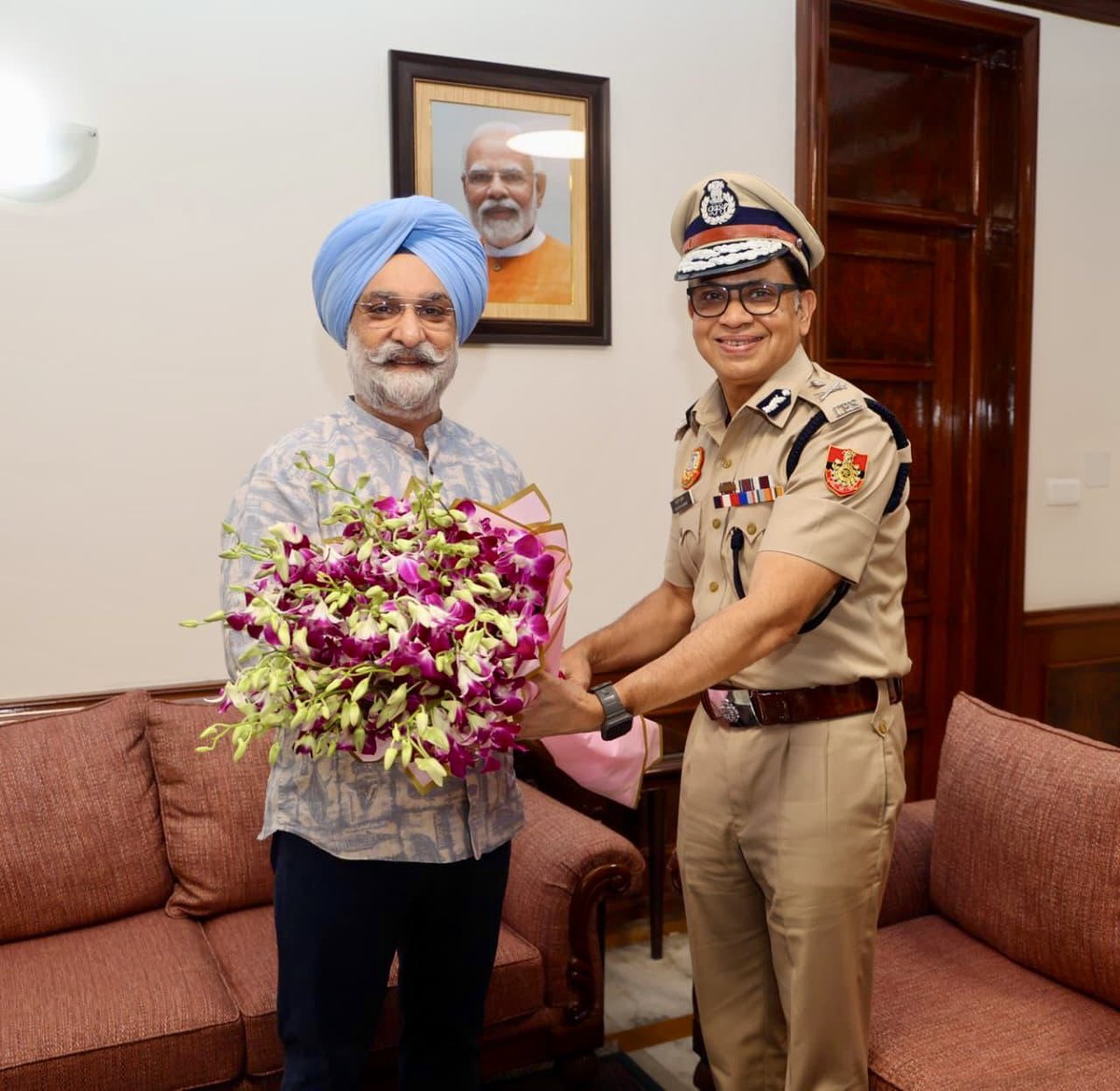 LokNiwasDelhi's tweet photo. Shri Anurag Kumar, newly appointed Commissioner of Police, @DelhiPolice, called on Hon’ble @LtGovDelhi, Sardar @SandhuTaranjitS, at @LokNiwasDelhi today. https://t.co/Hm4qCLEA9X