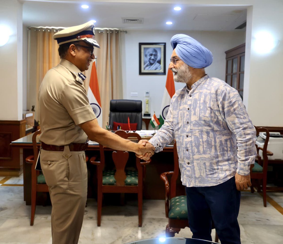 LokNiwasDelhi's tweet photo. Shri Anurag Kumar, newly appointed Commissioner of Police, @DelhiPolice, called on Hon’ble @LtGovDelhi, Sardar @SandhuTaranjitS, at @LokNiwasDelhi today. https://t.co/Hm4qCLEA9X