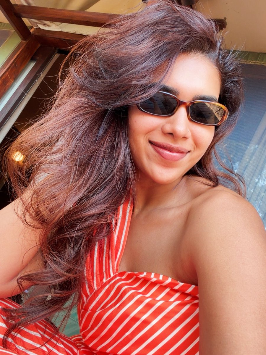 ThamizhPadam's tweet photo. Stripes and Smiles ✨🧡

#DusharaVijayan #Sunkissed #SummerVibes #EffortlessStyle #Thamizhpadam #WhackedOutMedia @officialdushara https://t.co/0n1axLXVGF