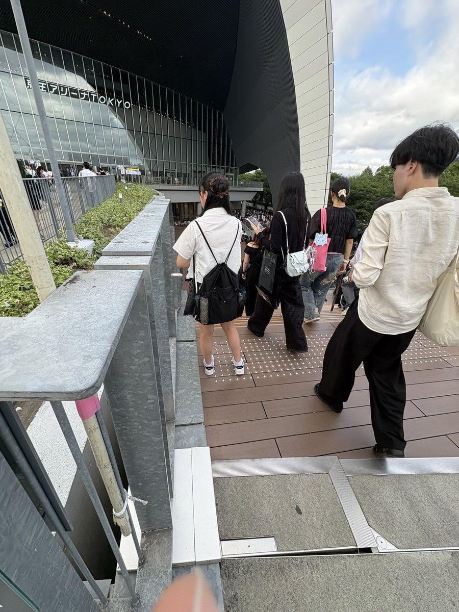 se_ILee1's tweet photo. @li4794325 返信遅れました、階段登ったところでいますのでお声がけください🙇‍♀️
太ももに切れ目があるズボン履いてます🙇‍♀️ https://t.co/fRXnEHGG2T