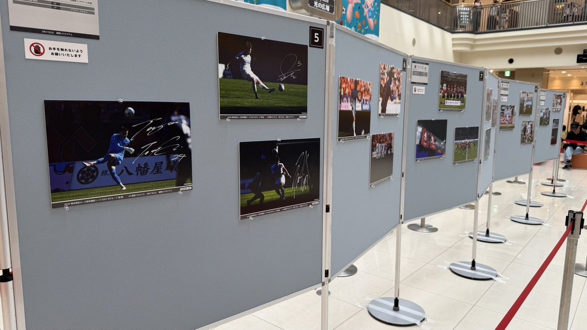 consaofficial's tweet photo. 2026シーズン「J2・J3百年構想リーグを振り返る写真パネル展」開催📸

クラブパートナー・新さっぽろサンピアザ＆デュオにて、オフィシャルカメラマン江本秀幸氏が撮影・監修した写真パネル展を開催します✨

今シーズンは例年のホームゲームに加え、アウェイゲームの名場面も展示！
シーズンを彩った熱戦の数々をぜひ会場でご覧ください🔥

さらに、写真パネル展終了後にはプレゼント企画も実施予定🎁

📅開催期間
7月18日(土)～8月2日(日)
10:00～21:00
※最終日は18:00終
了
📍会場
新さっぽろ サンピアザ1F「光の広場」
（札幌市厚別区厚別中央2条5丁目）
🎫観覧無料

皆さまのご来場をお待ちしております！
#consadole #コンサドーレ #北海道コンサドーレ札幌 #サンピアザ #デュオ #写真パネル展