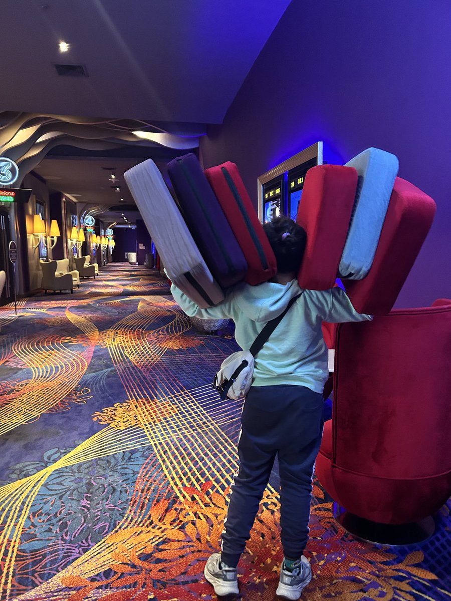 CMNoPlanCrew's tweet photo. 男孩子说”帮忙把靠垫搬过去”，下一秒变身钢铁侠🦾 Told my son to carry the cushions, he turned into a walking couch monster 🛋️👾
#ChiangMai #清迈 #CinemaLife #电影院日常 #MomLife #遛娃日常 https://t.co/fmYrv6jRMN